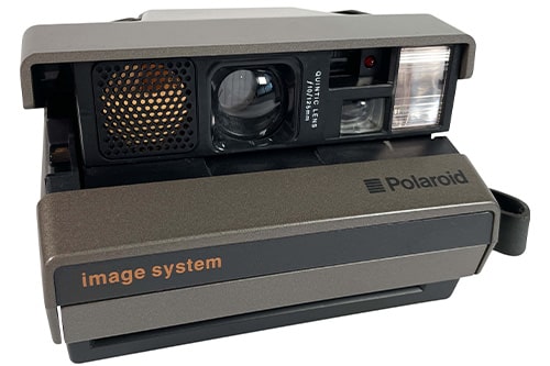 Freigestelltes Produktfoto einer Polaroid Kamera